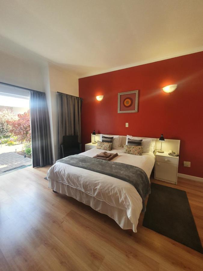 Langholm Hotel Уолфиш-Бей Экстерьер фото