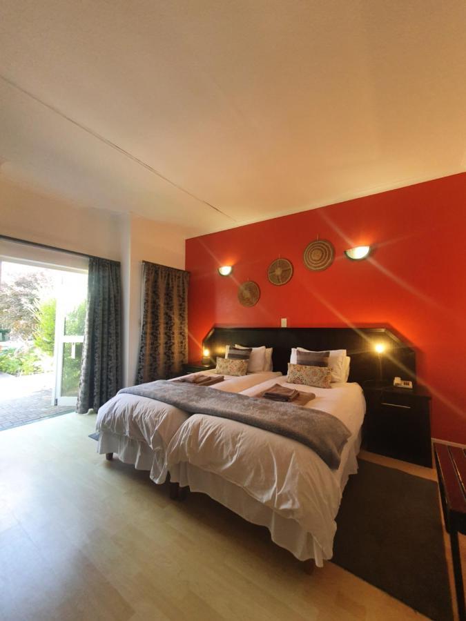 Langholm Hotel Уолфиш-Бей Экстерьер фото